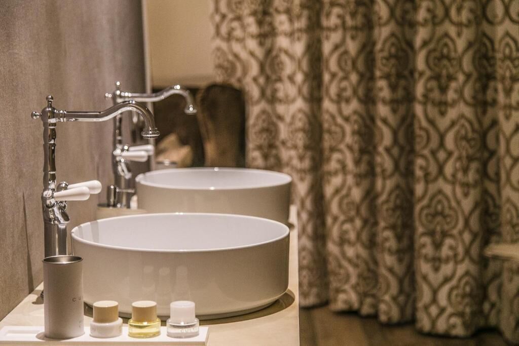 Ein Badezimmer mit zwei Waschbecken, einem Spiegel und einem Handtuchhalter.