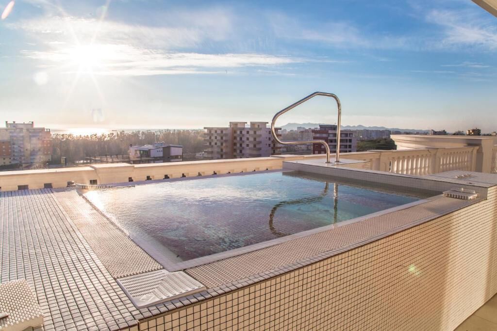 시즌별로 운영되는 야외 수영장, 수영장 파라솔, 일광욕 의자