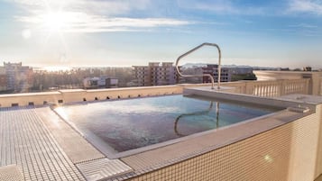 Seasonal outdoor pool, pool umbrellas, sun loungers
