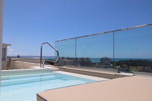 Suíte, piscina particular, vista para o mar | Piscina | Piscina externa sazonal, guarda-sóis, espreguiçadeiras