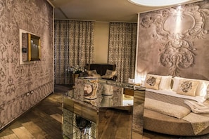 Deluxe Suite, Private Pool, Sea View | Interior - Hotel Villa Pascucci (Durrës)