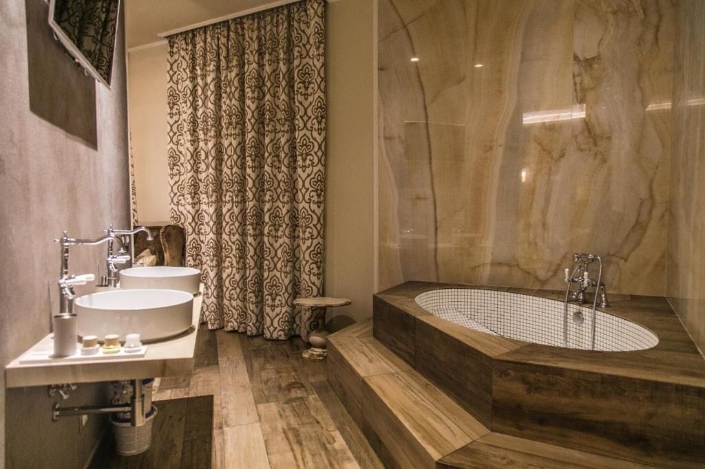 Suite, piscina privada, vistes al mar | Bany | Barnussos i sabatilles 