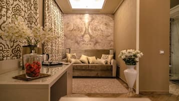 Deluxe Double Room, Balcony, Courtyard View | Interior