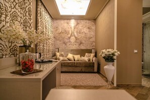 Quarto casal luxo, sacada, vista para o pátio | Parte interna