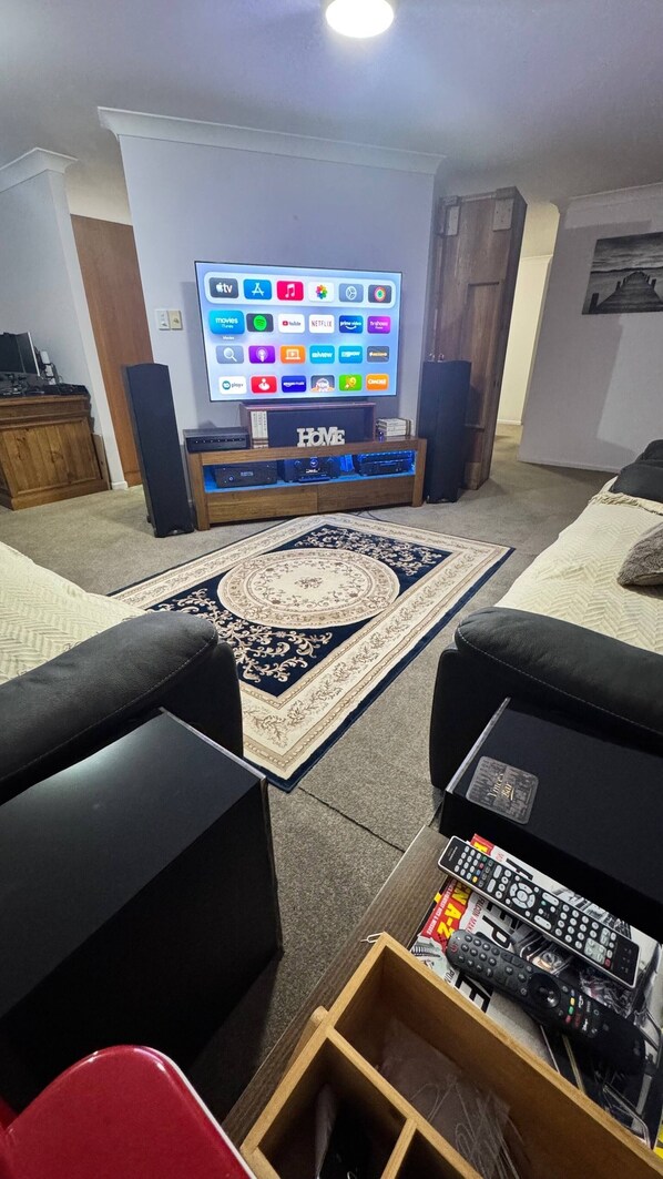 Room, 1 Bedroom, Accessible, Smoking | Living room