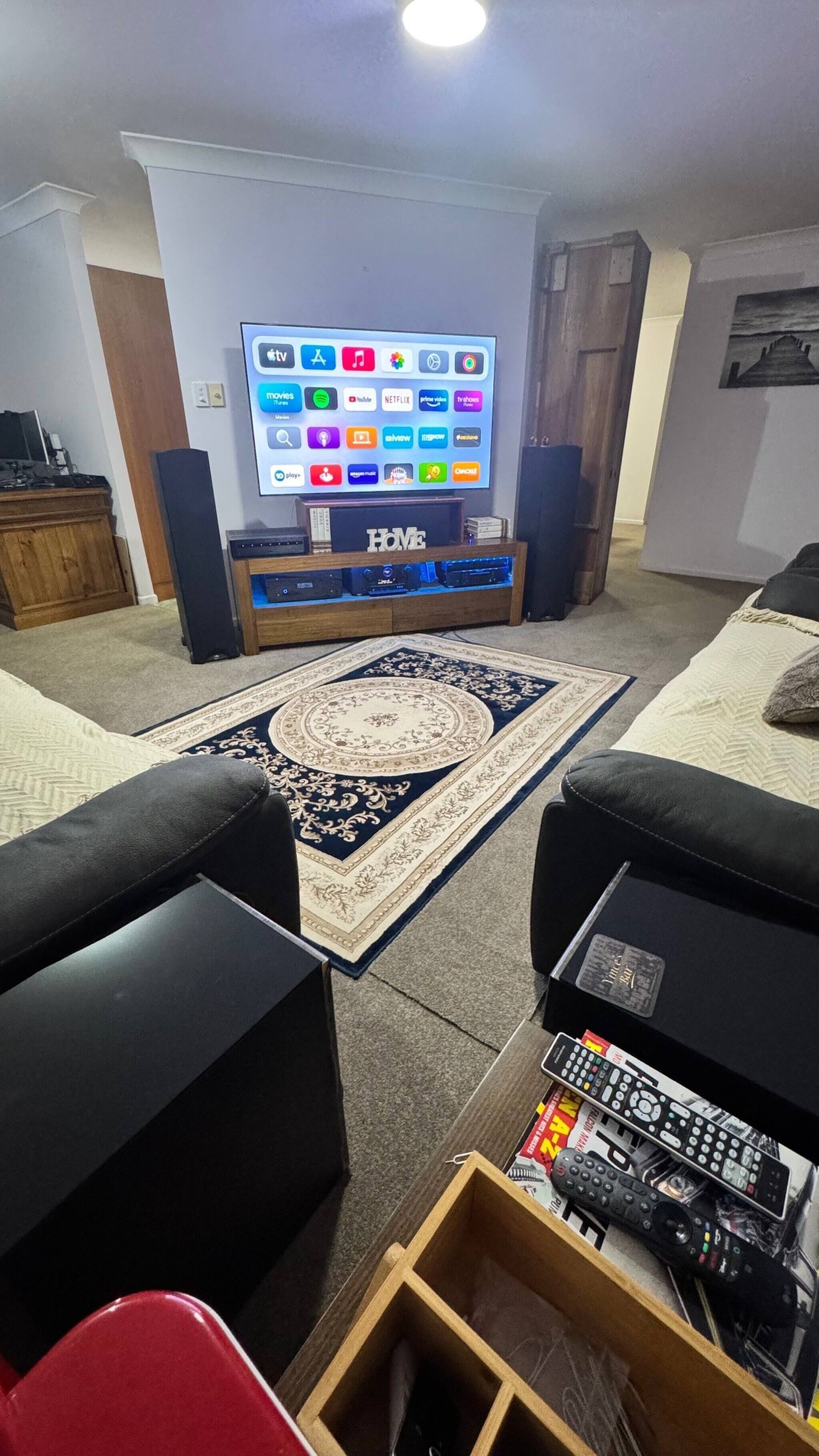 Room, 1 Bedroom, Accessible, Smoking | Living room | Books