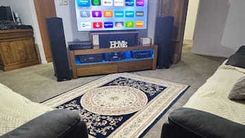 Room, 1 Bedroom, Accessible, Smoking | Living room | Books