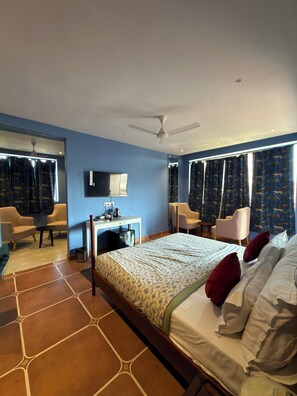 Desk, laptop workspace, free WiFi, bed sheets - THE SOLO HOUSE (Jodhpur)