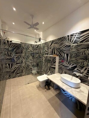 Elite-huone | Kylpyhuone | Suihku, ilmaiset hygieniatuotteet, pyyhkeet