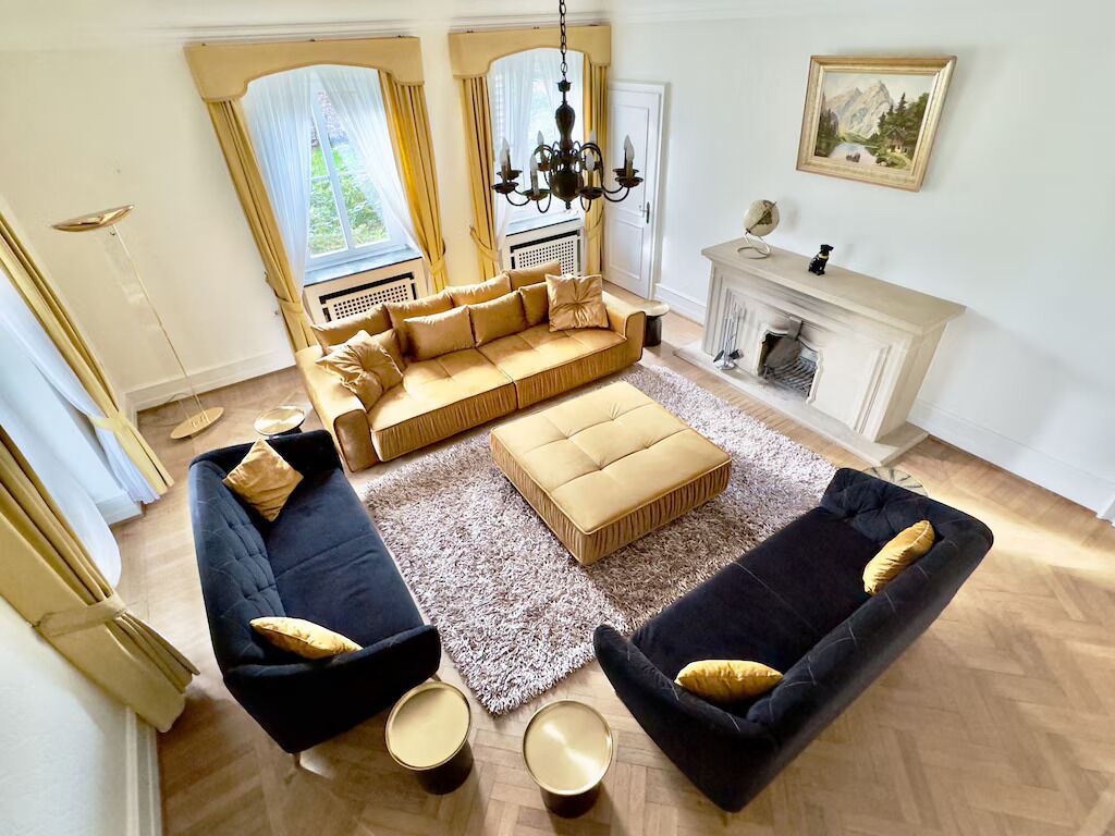 Smart TV, caminetto, libri