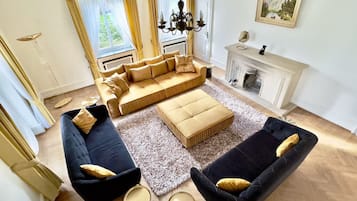 Smart TV, fireplace, books