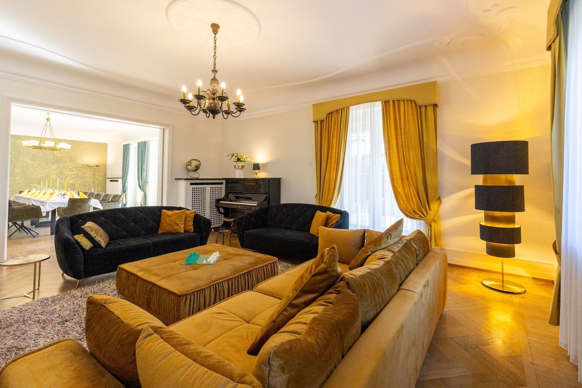 TV connectée, cheminée, livres