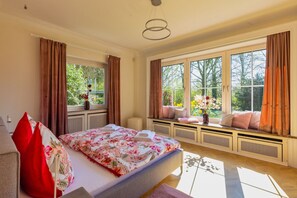 4 soverom, skrivebord, strykejern/-brett og reiseseng for barn