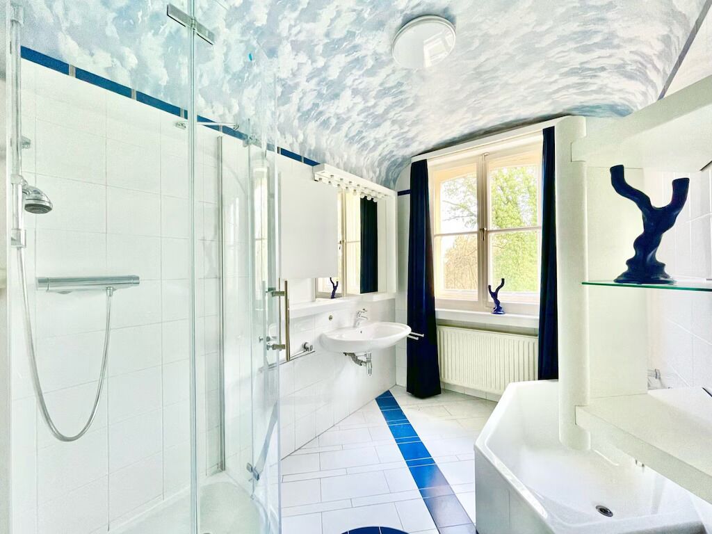 Haartrockner, Handtücher, Seife, Toilettenpapier