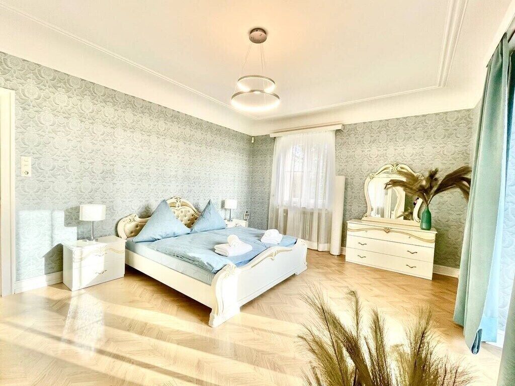 Una scrivania, ferro/asse da stiro, culla da viaggio, accesso a Internet