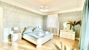 4 makuuhuonetta, työpöytä, silitysrauta/-lauta, vauvan matkasänky