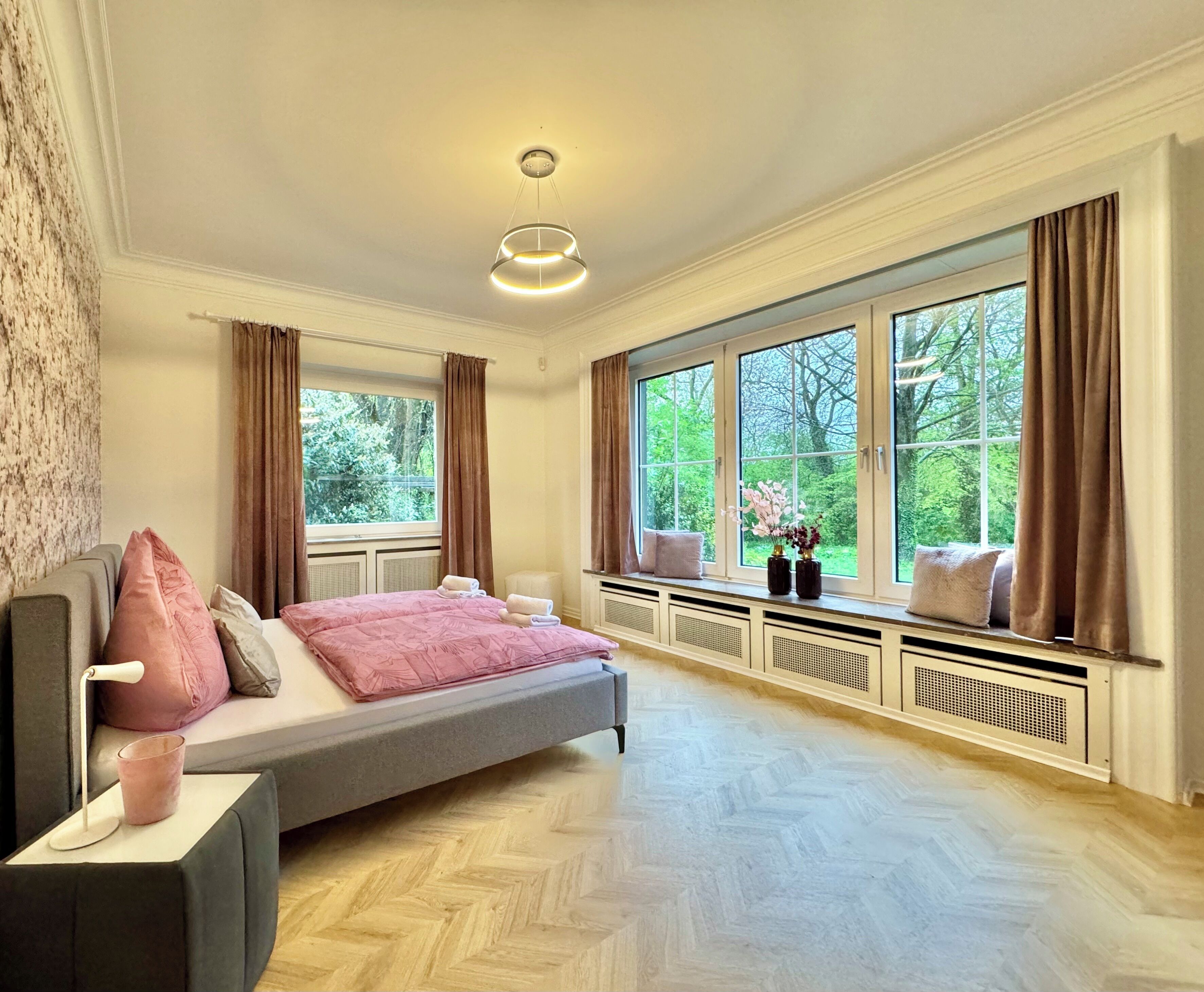 4 chambres, bureau, fer et planche à repasser, lit parapluie