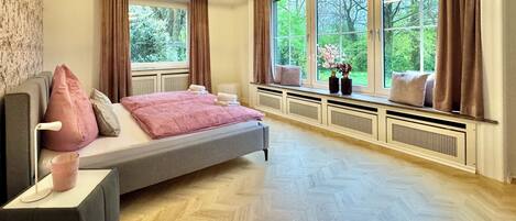 4 soverom, skrivebord, strykejern/-brett og reiseseng for barn