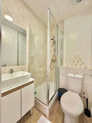Shower, hair dryer, towels - Sunny Apartment in the Heart of Maida Hill (London)