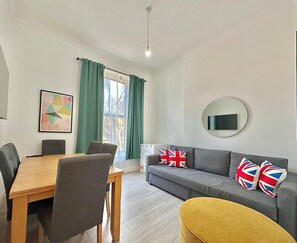 Living area - Sunny Apartment in the Heart of Maida Hill (London)