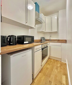 Fridge, microwave, oven, stovetop - Sunny Apartment in the Heart of Maida Hill (London)