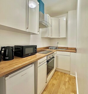 Fridge, microwave, oven, stovetop - Sunny Apartment in the Heart of Maida Hill (London)