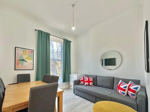 Living area - Sunny Apartment in the Heart of Maida Hill (London)