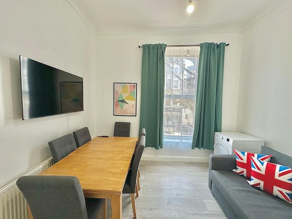 Living area - Sunny Apartment in the Heart of Maida Hill (London)