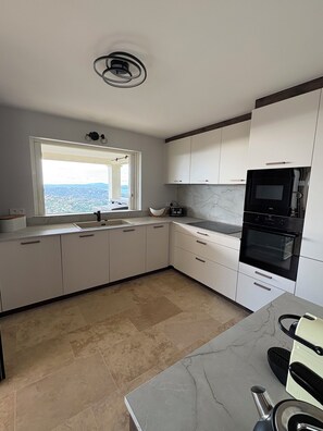 Wasserkocher mit Kaffee-/Teezubehör, Kühlschrank, Mikrowelle, Ofen