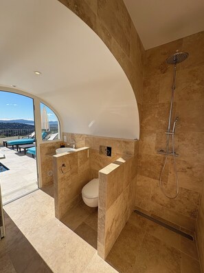 Shower, hair dryer, towels, soap - MAGNIFICENT VILLA WITH SEA AND GOLF VIEWS - 5 BEDROOMS - SWIMMING POOL (Sainte-Maxime)