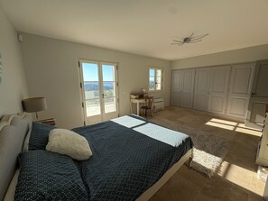 5 bedrooms, desk, iron/ironing board, free WiFi - MAGNIFICENT VILLA WITH SEA AND GOLF VIEWS - 5 BEDROOMS - SWIMMING POOL (Sainte-Maxime)