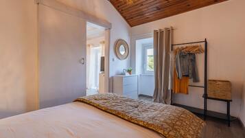 Classic Townhome, Garden View | Iron/ironing board, free WiFi