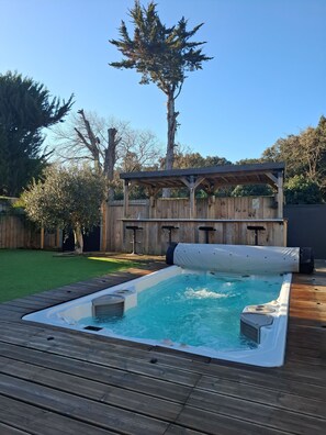 Outdoor spa tub - Charming house near the beach with private swimming SPA (chatelaillon-plage)