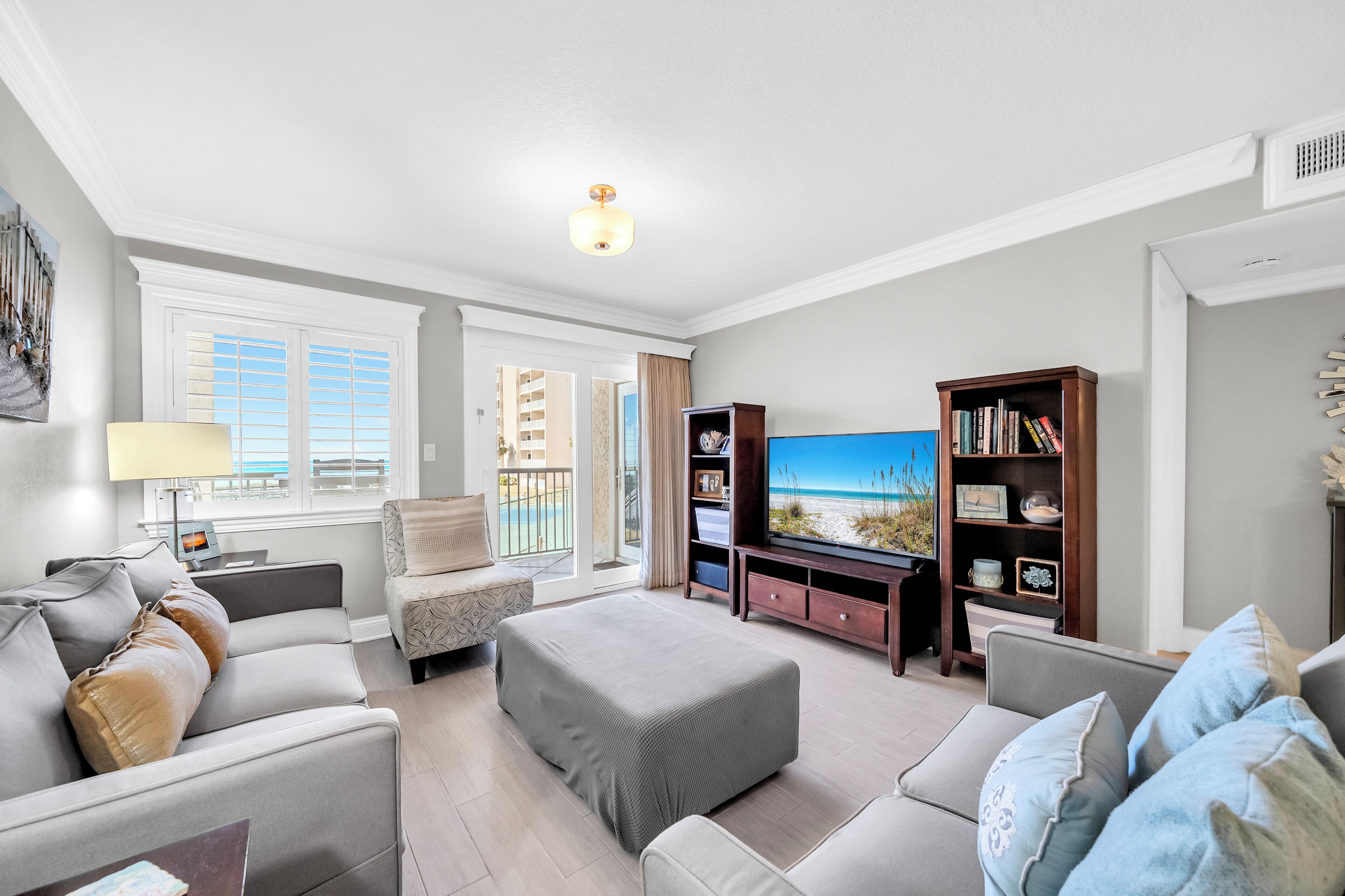 Een televisie en een filmbibliotheek