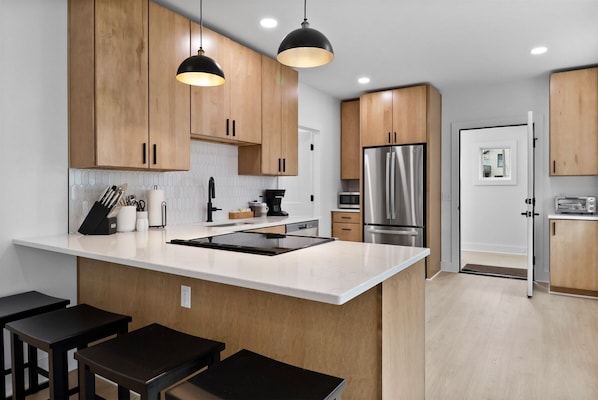 Réfrigérateur, micro-ondes, four, plaque de cuisson