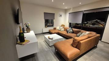 Apartment, 2 Bedrooms, Balcony, Garden View | Living room