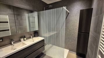 Apartment, 2 Bedrooms, Balcony, Garden View | Bathroom