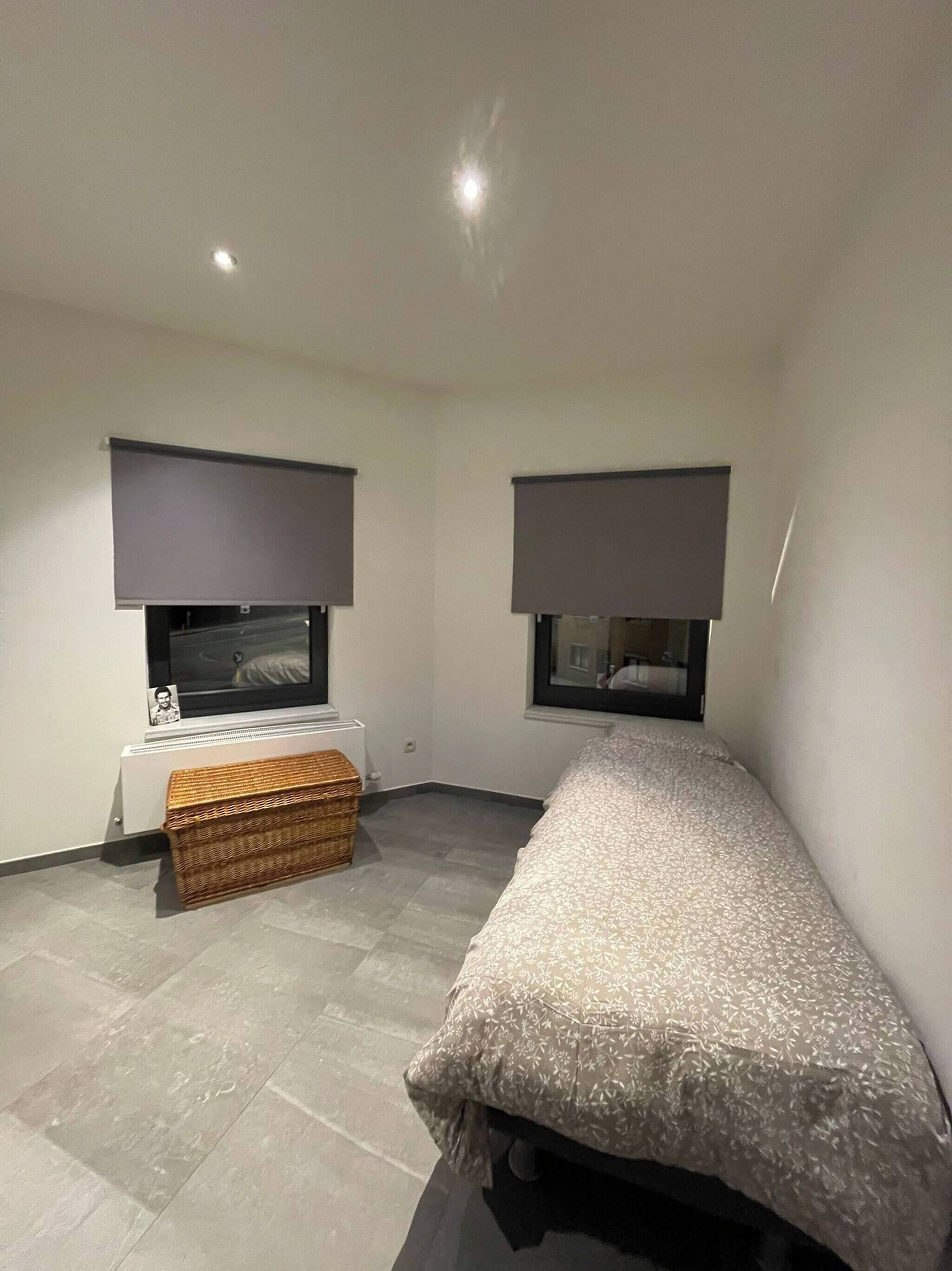 Una camera da letto moderna e accogliente, con un letto, una televisione e una finestra.