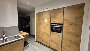 Apartment, 2 Bedrooms, Balcony, Garden View | Private kitchen