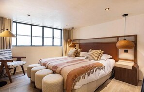 4 bedrooms, desk, iron/ironing board, free WiFi - JUST MOMENTS FROM THE LUXEMBOURG GARDENS & THE ICONIC CAFÉS OF SAINT GERMAIN (Paris)