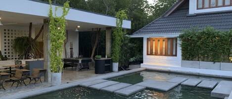 Luxe villa | Zwembad | Een buitenzwembad