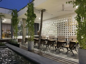 Luxury Villa | Outdoor dining - RealRare Phetchaburi-The Outing Villas  (Hat Chao Samran)