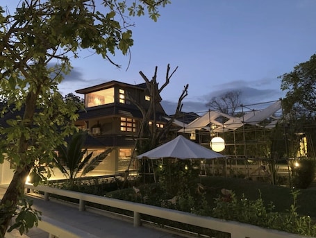 Villa de lujo | Jardines del alojamiento. RealRare Phetchaburi-The Outing Villas