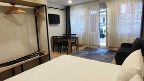 Een strijkplank/strijkijzer, wifi, beddengoed