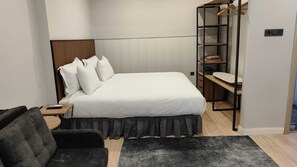 Een strijkplank/strijkijzer, wifi, beddengoed