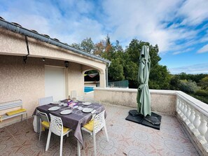 Outdoor dining - La Prairie 15p, pool, table tennis, view and garden (Saint-Christol-lez-Alès)
