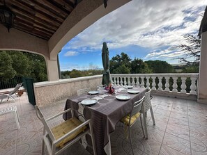 Outdoor dining - La Prairie 15p, pool, table tennis, view and garden (Saint-Christol-lez-Alès)