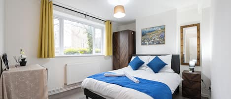 Iron/ironing board, Internet, bed sheets