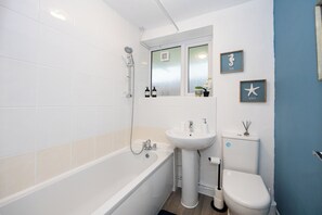 Hair dryer, towels, soap, toilet paper - Elegant 2BR|By City Centre|Free Parking|Sleeps 8 (Salford)