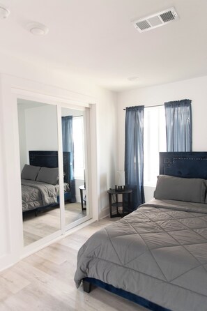 1 bedroom, iron/ironing board, WiFi, bed sheets - Sterling Stay – Furnished 1BR in East Dallas for Extended Stays 30+ Days (Dallas)
